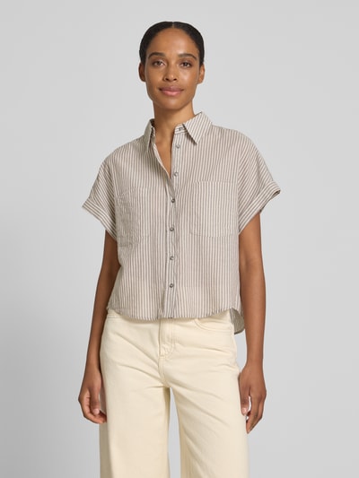 Kobiece model nosi Boxy Fit Hemdbluse aus reiner Baumwolle von Marc O'Polo, efekt: wzór w paski, krój: pudełkowy krój, kołnierzyk koszulowy, marszczenie na plecach, krótki rękaw z zakończeniem, kieszenie na piersi, materiał: bawełna; zdjęcie: całkowity widok z przodu