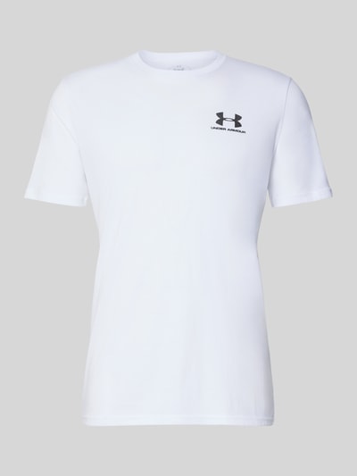 Produktfoto, weißes Regular Fit Sport-T-Shirt aus Baumwoll-Mix von Under Armour mit schwarzem Logo und glatter Oberfläche. Herren Sport-T-Shirt von Under Armour.