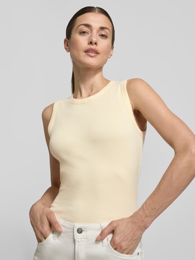 Frauenmodel trägt Tanktop in Ripp-Optik Modell 'Kleanne' von Someday in Creme, Baumwoll-Elasthan-Mix, Slim Fit, Nahaufnahme Oberkörper.