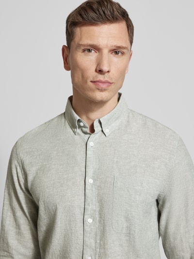 Männermodel trägt Regular Fit Freizeithemd mit Leinen-Anteil von Matinique in hellem Grau, Button-Down-Kragen, Nahaufnahme Oberkörper. Hemd aus Leinen-Baumwoll-Mix mit Knopfleiste und Brusttasche, Rückenlänge 64 cm, Schulterbreite 43 cm, Ärmellänge 68 cm.