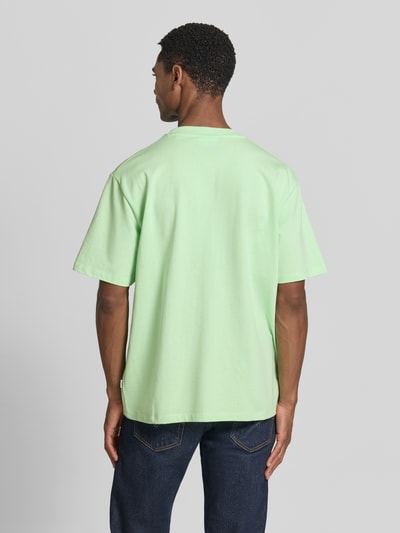 Männermodel trägt Oversized T-Shirt mit Rundhalsausschnitt von Lindbergh, Herren T-Shirt in Reine Baumwolle, Rückenlänge 69 cm, Ganzkörperansicht Rückansicht.