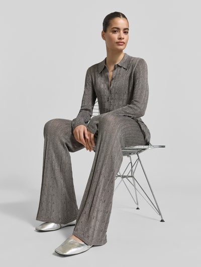 Frauenmodel trägt Relaxed Fit Strickhose mit Viskose-Anteil von Jake*s Collection, grauer Material-Mix, semitransparente Optik, integrierte Shorts, elastischer Bund, Ganzkörperansicht von vorne.