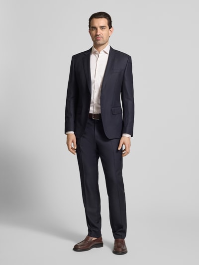Männermodel trägt Slim Fit Business-Hemd in unifarbenem Design mit Kentkragen von OLYMP Level Five in Weiß, Ganzkörperansicht von vorne. Reine Baumwolle, Knopfleiste, Rückenlänge 81 cm, Schulterbreite 44 cm, Ärmellänge 68 cm, Business-Look.