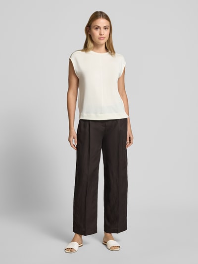 Vrouwenmodel draagt Wide Fit broek uit viscosemix met linnen van Someday, model 'Cisilia', bandplooien, persplooien, haakjes- en ritssluiting, bandwijdte maat 36: 43 cm, binnenbeenlengte maat 36: 74 cm, zwart, full body vooraanzicht.