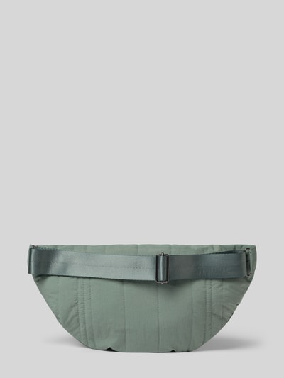 Produktfoto, Bauchtasche mit Label-Detail Modell 'SASJA' von MSCH Copenhagen in Hellgrün, gesteppte Struktur, matte Oberfläche, Reißverschluss, Labe-Detail, abgerundete Form, Größe 35x20x8 cm, Schulterriemen 81 cm.