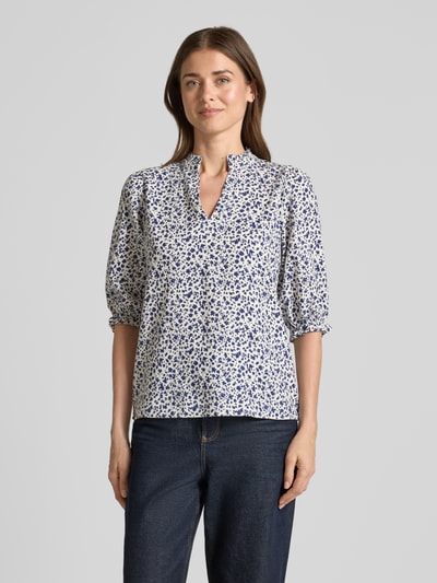 Vrouwenmodel draagt blouse aus linnenmix mit pofmouwen model 'FALAKKA' van B.Young, met linnen en viscose, straight fit, serafinokraag, 3/4-mouw, ruglengte maat 36: 59 cm, mouwlengte maat 36: 34 cm, bloemenprint in blauw en wit, textuur glad, recht silhouet, voorkant, bovenlichaam close-up.
