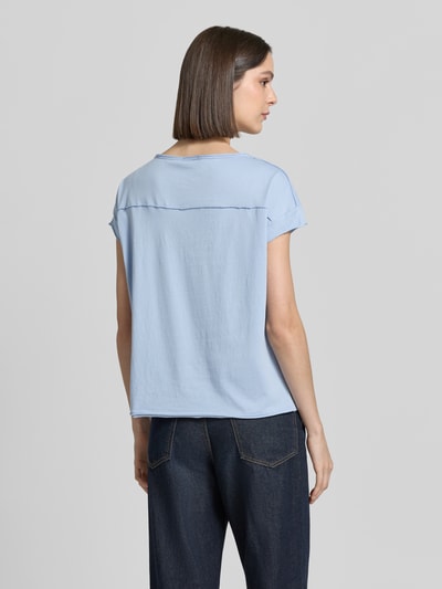 Vrouwenmodel draagt Regular Fit T-shirt uit puur katoen van s.Oliver RED LABEL, look: effen, boothals, korte mouw, jersey, Ganzkörperansicht Rückansicht.