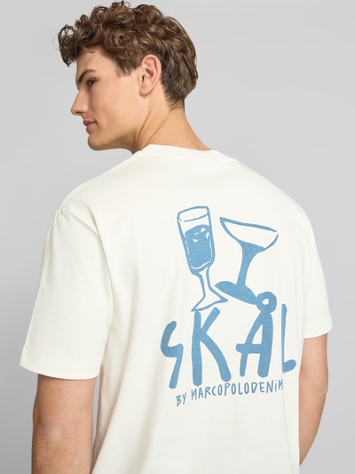 Männermodel trägt Relaxed Fit T-Shirt aus reiner Baumwolle von Marc O'Polo Denim, Optik: Unifarben, Label-Print in Blau, Ganzkörperansicht Rückansicht.
