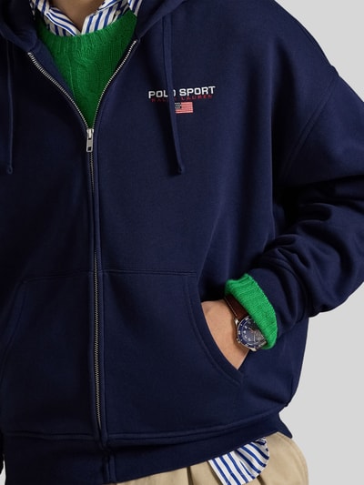 Männermodel trägt Relaxed Fit Sweatjacke aus Baumwoll-Mix von Polo Ralph Lauren in Dunkelblau, Label-Schriftzug, Nahaufnahme Oberkörper.