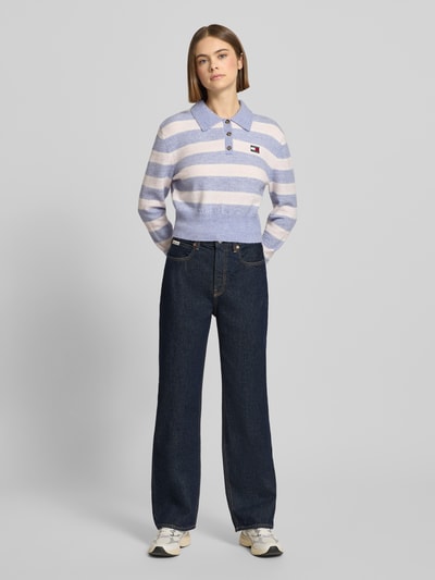 Frauenmodel trägt Straight Fit Jeans mit Label-Detail von Calvin Klein Jeans, dunkles Blau, Reine Baumwolle, Ganzkörperansicht von vorne, Modell 'THE STRAIGHT BOOT RESIN', Bundweite 37 cm, Innenbeinlänge 80 cm, Damen Jeans