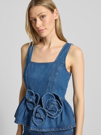 Frauenmodel trägt Jeanstop mit floralen Applikationen von YAS aus Reine Baumwolle, Taillierter Schnitt, Karree-Ausschnitt, Modell 'ELSIE', Rückenlänge bei Größe 36: 33 cm, Nahaufnahme Oberkörper.