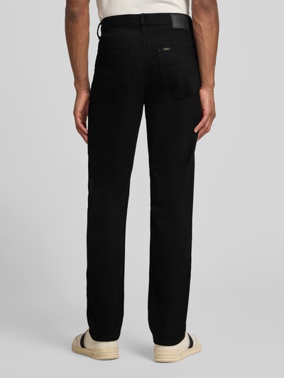 Männermodel trägt Straight Fit Jeans im 5-Pocket-Design Modell 'WEST' von Lee in Schwarz, strukturierte Baumwollmischung, Ganzkörperansicht Rückansicht.