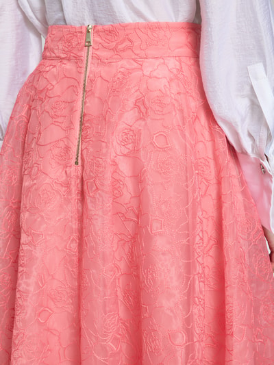 Kobiece model prezentuje spódnica midi z haftem na całej powierzchni Model 'Krizie' od Ted Baker, linia a, halka pod spódnicę, szerokość w rozmiarze 36: 38 cm, całkowita długość w rozmiarze 36: 80 cm, zbliżenie na górną część spódnicy.