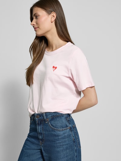 s.Oliver RED LABEL Relaxed Fit T-Shirt aus reiner Baumwolle mit Herz-Stickerei Rosa 3