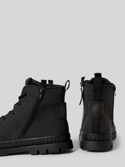 Produktfoto, Boots mit Logo-Print Modell 'Pallario' von bugatti in Schwarz mit Reiß- und Schnürverschluss, abgerundete Passform, strukturierte Gummisohle, Absatzhöhe 4 cm, Schafthöhe 13 cm, Schaftweite 10 cm, Kontrast-Textur am Schaft, dezente Nahtdetails