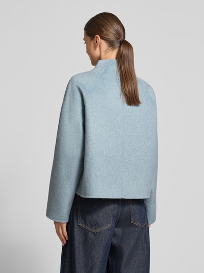 Frauenmodel trägt krótki płaszcz Relaxed Fit Kurzmantel Modell 'Helisu' von OPUS, efekt: jednolity kolor, matowy, wzór: faktura, stójka, zamek błyskawiczny, rękawy: długi rękaw, raglanowe rękawy, wykończenie: zaokrąglony, wykończenie materiału: filc, materiał: mieszanka wełny, Ganzkörperansicht Rückansicht