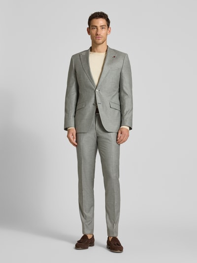 Mannelijk model draagt Slim Fit Anzug aus Schurwoll-Mix mit 2-Knopf-Sakko van Roy Robson in lichtgrijs, mix van scheerwol en linnen, met reverskraag, klepzakken, pantalon met persplooien, bandwijdte maat 50: 45 cm, ruglengte 74 cm, schouderbreedte 45 cm, mouwlengte 66 cm, binnenbeenlengte 83 cm. Ganzkörperaanzicht van voren.