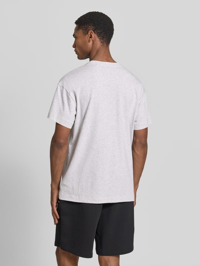 Männermodel trägt Regular Fit T-Shirt aus Baumwoll-Mix Modell 'LAZE T-SHIRT' von HUGO, Optik: Unifarben, Ganzkörperansicht Rückansicht.