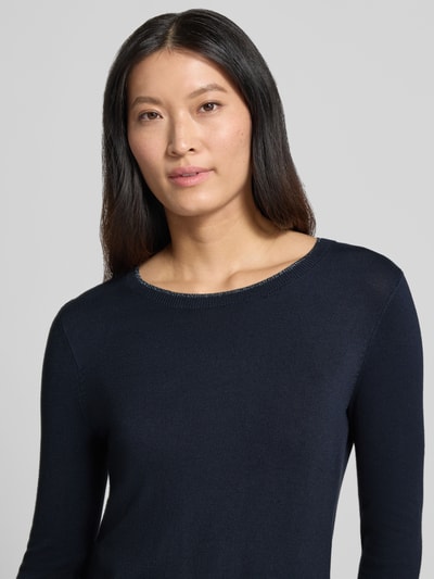 Frauenmodel trägt Pullover aus Viskose-Mix Modell 'Maglia Chiusa' von Liu Jo White, dunkelblau, schlichter Rundhalsausschnitt, enganliegend, Nahaufnahme Oberkörper. Damen Pullover von Liu Jo White, Körpernahe Passform, langärmelig, Rückenlänge 60 cm, Ärmellänge 64 cm.