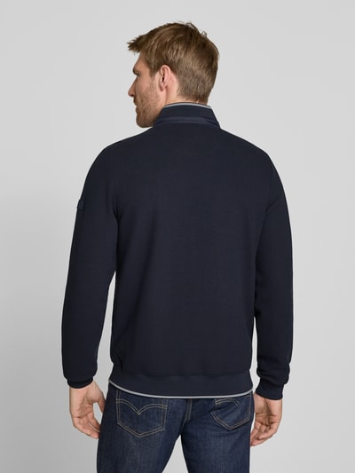 Männermodel trägt Regular Fit Collegejacke aus Baumwoll-Mix von Christian Berg Men, dunkelblau, Stehkragen, Rückansicht, Ganzkörperansicht.