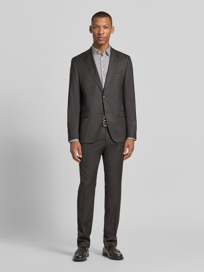 Męskim model prezentuje Slim Fit Anzughose mit Bügelfalten Modell 'Move Apollo' von DIGEL, mieszanka żywej wełny i elastanu, kanty, kieszenie z tyłu, szerokość w rozmiarze 50: 35 cm, długość wewnętrzna nogawki w rozmiarze 50: 80 cm, krój slim fit, materiał gładki, kolor grafit, całkowity widok z przodu.