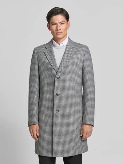 Männermodel trägt Regular Fit Wollmantel mit Allover-Muster Modell 'H-Hyde-Bib-E-264' von BOSS in Grau, Webware, Ganzkörperansicht von vorne.