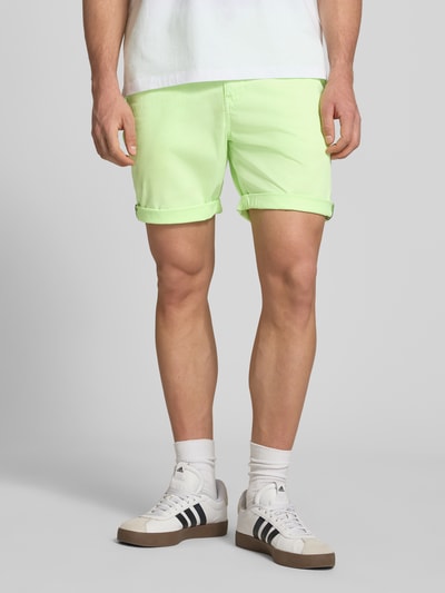 Männermodel trägt Regular Fit Shorts mit Münztasche von Superdry in Hellgrün, Baumwoll-Mix, Knopf-Reißverschluss, Ganzkörperansicht von vorne.