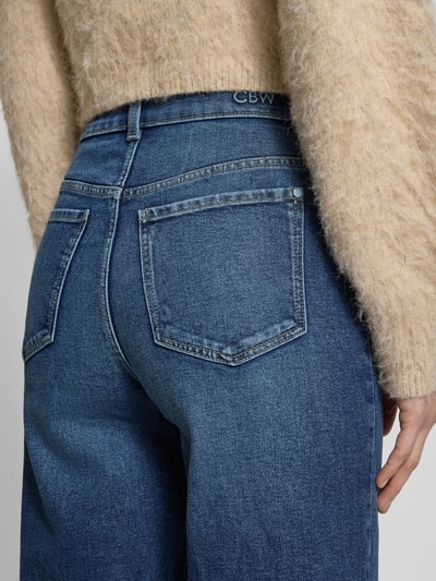 Vrouwenmodel draagt Barrel Fit Jeans met steekzakken van Christian Berg Woman in blauwe katoenmix, detailopname achteraan.