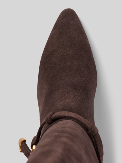 Produktfoto, Overknees aus echtem Leder Modell 'Sirrens' von Steve Madden in Braun, spitze Form, glatte Struktur, Detailaufnahme