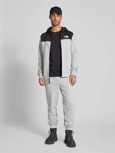 The North Face Regular Fit Sweatpants mit Label-Print Modell 'ICONS' Hellgrau 1