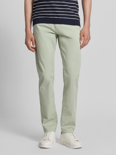 Mężczyznamodel nosi Regular Fit Hose mit Eingrifftaschen Modell 'Lyon' von Pierre Cardin z mieszanki bawełny i elastanu w kolorze jasnej zieleni, krój regular fit, wpuszczane kieszenie, szerokość w rozmiarze 32/32: 43 cm, długość wewnętrzna nogawki w rozmiarze 32/32: 79 cm, całkowity widok z przodu.