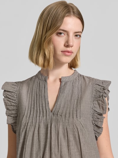 Frauenmodel trägt Knielanges Kleid mit Rüschenärmeln Modell 'Gemala' von mbyM aus Reine Baumwolle, grau mit feinen Streifen, Nahaufnahme Oberkörper.