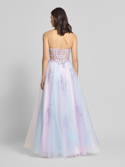 Frauenmodel trägt Abenkleid aus Tüll mit Stitchings von Unique mit A-Linie, Maxikleid, Corsagenkleid, Pastellfarben, Ganzkörperansicht Rückansicht.