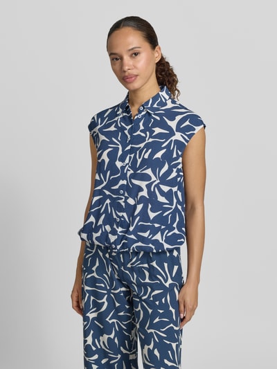 Frauenmodel trägt Blusentop aus Viskose mit Knopfleiste und Tunnelzug von Zero im Allover-Look, Regular-Fit, Ganzkörperansicht von vorne.