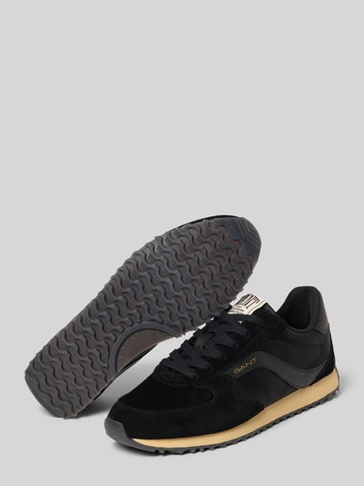 Produktfoto, Sneaker aus echtem Leder mit Logo-Detail Modell 'Beja' von Gant in Schwarz mit abgerundeter Passform, Schnürverschluss, profilierter Sohle, Absatzhöhe 2 cm, Schafthöhe 8 cm, Schaftweite 9 cm, Damen Sneaker