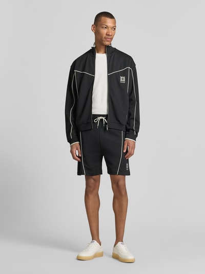 Männermodel trägt Relaxed Fit Sweatjacke aus Baumwoll-Mix Modell 'DARYNT' von HUGO, Mehrfarbig, Kontraststreifen, Logo-Stitching, Seitliche Eingrifftaschen, Reißverschluss, Passform: Relaxed-Fit, Material: Baumwoll-Mix, Ganzkörperansicht von vorne.