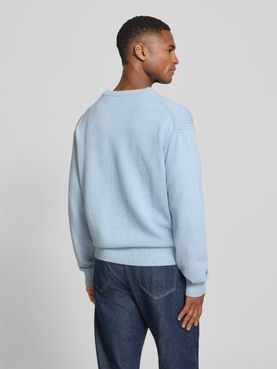 Männermodel trägt Regular Fit Pullover aus reiner Baumwolle Modell 'KERLINO' von BOSS Orange, melierte Optik, Rückansicht Ganzkörperansicht.