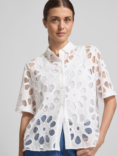 Frauenmodel trägt Regular Fit Bluse mit Lochstickerei Modell 'BEA' von 0039 Italy, weiß, Halbarm, Baumwoll-Mix, Nahaufnahme Oberkörper