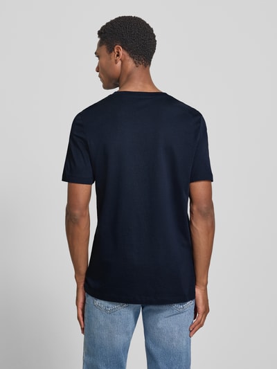 Mężczyznamodel nosi Regular Fit T-Shirt aus reiner Baumwolle von s.Oliver RED LABEL w kolorze granatowym, prosta forma, gładka faktura, Ganzkörperansicht Rückansicht.