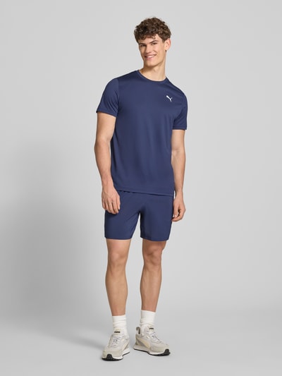 Männermodel trägt Shorts mit Logo und elastischem Bund von PUMA PERFORMANCE in Dunkelblau, Regular Fit, Ganzkörperansicht von vorne.