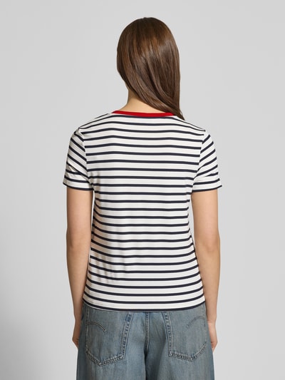 Frauenmodel trägt Regular Fit T-Shirt aus Viskose-Mix Modell 'HEART LIFE' von Only mit Allover-Streifendesign, Rückansicht, Ganzkörperansicht.