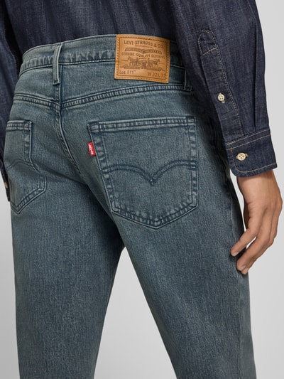 Männermodel trägt Slim Fit Jeans aus Baumwoll-Mix Modell '511® SLIM' von Levi's®, blauer Denim, sichtbare Nähte, Nahaufnahme Rückansicht, Herren Slim Fit Jeans von Levi's®.