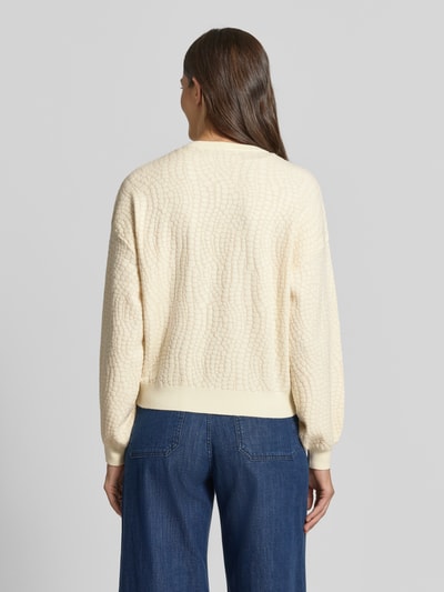 Vrouwenmodel draagt crèmekleurige regular fit pullover van viscosemix model 'NANCY' van VERO MODA, Dames pullover, volledig aanzicht achterkant.
