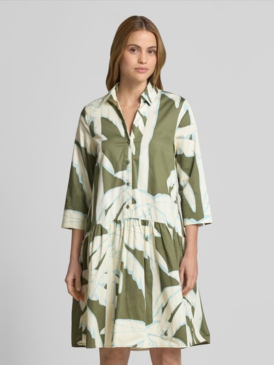 Kobiece model nosi knielanges Hemdblusenkleid mit Eingrifftaschen od Christian Berg Woman z bawełny, linia a, wzór na całej powierzchni, listwa guzikowa, długość do kolan, wpuszczane kieszenie, długość tyłu w rozmiarze 36: 100 cm, szerokość w rozmiarze 36: 45 cm, długość rękawów w rozmiarze 36: 48 cm, całkowity widok z przodu.