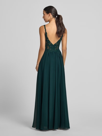 Frauenmodel trägt Abendkleid mit Strasssteinbesatz von LUXUAR FASHION in Dunkelgrün, ärmellos, florale Spitze, Maxilänge, Ganzkörperansicht Rückansicht.