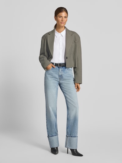 Frauenmodel trägt Straight Fit Jeans aus reiner Baumwolle von HUGO in hellem Blau mit sichtbarer Struktur, Ganzkörperansicht von vorne, Damen Straight Fit Jeans von HUGO.