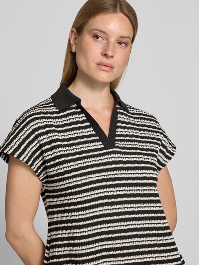 Frauenmodel trägt Relaxed Fit Kleid in Strick-Optik Modell 'Wary' von OPUS, Material-Mix mit Baumwoll-Anteil, schwarz-weiß, Nahaufnahme Oberkörper.