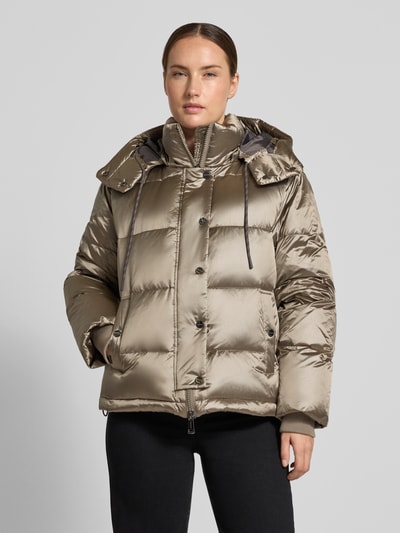 Kobiece model prezentuje kurtkę Regular Fit Jacke mit Daunen-Feder-Füllung Modell 'Jilly' od MOS MOSH, w jasnobrązowym kolorze, z efektem pikowania, z kapturem z tunelem, długość tyłu w rozmiarze S: 62 cm, szerokość ramion w rozmiarze S: 47 cm, szerokość klatki piersiowej w rozmiarze S: 54 cm, długość rękawów w rozmiarze S: 65 cm, widok całej sylwetki z przodu.