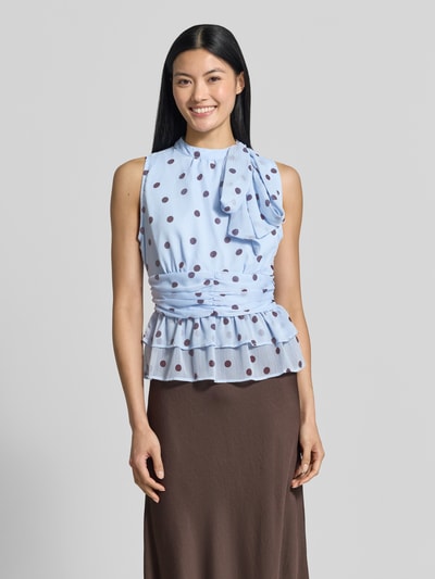 Vrouwenmodel draagt blouse met opstaande kraag, getailleerde pasvorm, sierstrik, mouwloos design, met ruches, Model 'Ansol' van Neo Noir, ruglengte bij maat 36: 54 cm, dames blouse, voorkant volledig zichtbaar, Ganzkörperansicht von vorne.