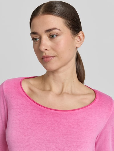 Frauenmodel trägt Strickshirt mit Label-Detail und Muschelsaum von Smith and Soul in Rosa, Baumwoll-Mix, Nahaufnahme Oberkörper.